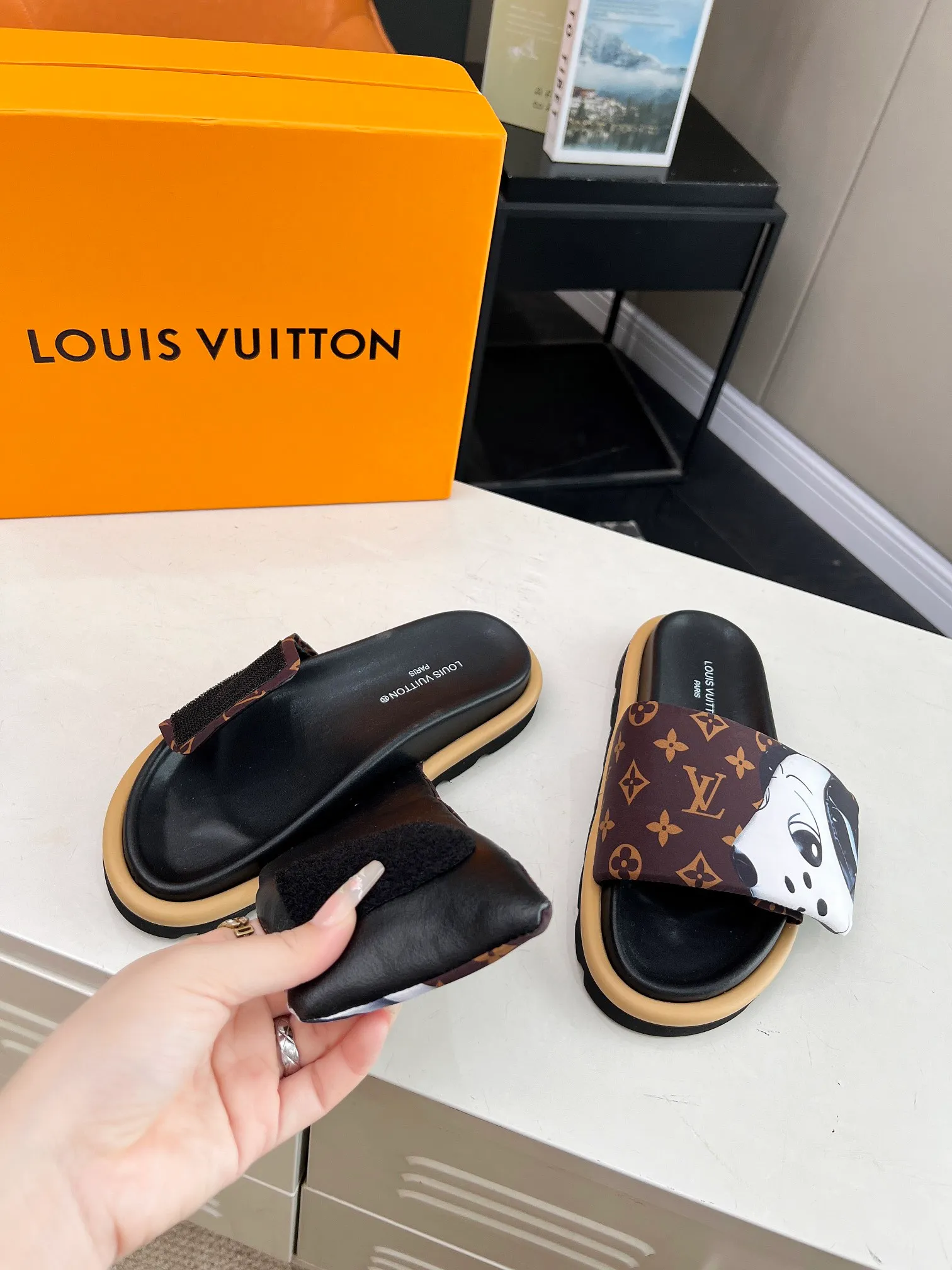 👟👟Ex-factory price 360👟👟 lv donkey brand l home 2024 hot style embossed logo embossed sandals This ol low comfort flat sandals are made of technical fabrics and use high-frequency embossing technology to reinterpret the monogram pattern. Soft padded upper with adjustable Velcro, comfortable and tough insole adds harmonious color ▪️Fabric: Original customized technical fabric ▪️Lining: soft sheepskin lining ▪️Sole: Original open-molded rubber foam outsole Color: .yellow.black▪️